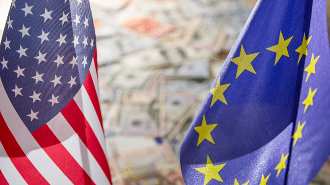 US-Dollar und Euro auf Fahnen von den Vereinigten Staaten und der Europäischen Union.