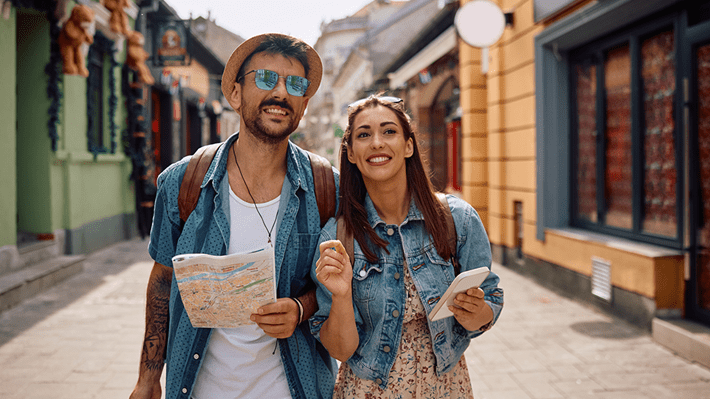 Paar auf Städtereise und mit guter Vorbereitung in Sachen Bargeld und Fremdwährung.