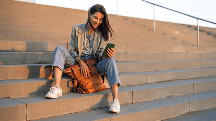 Eine Frau kümmert sich um Ihre Altersvorsorge.