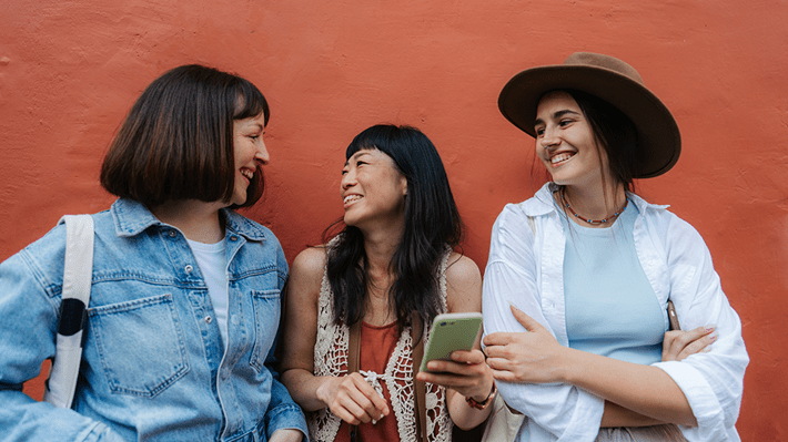 Symbolbild: Die Freundinnen tauschen sich darüber aus, wie sie erfolgreich anlegen.