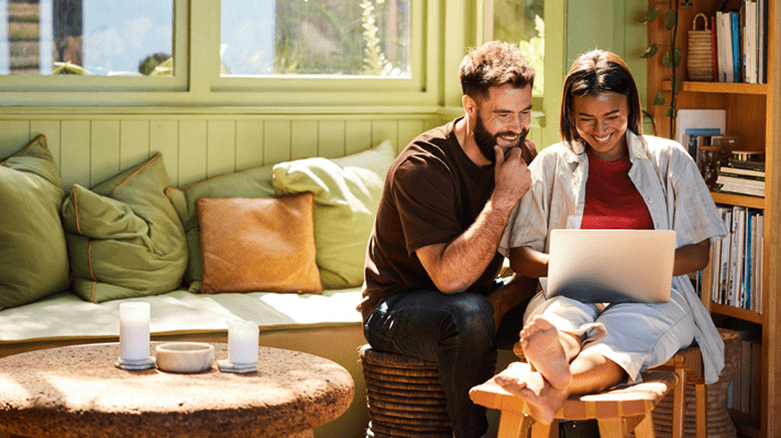 Mann und Frau erledigen diverse Anliegen online auf der Webseite cler.ch/Hilfe-und-Kontakt
