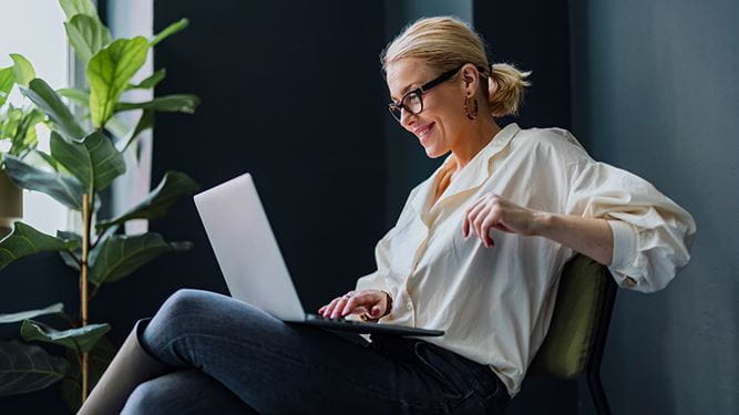 Eine Frau informiert sich darüber, wie Immobilienfonds funktionieren.