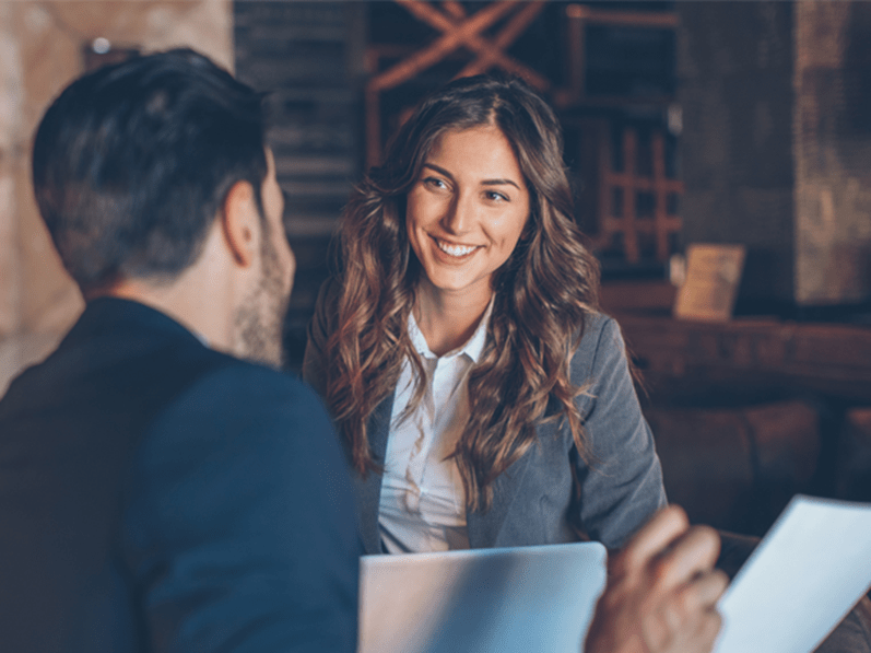 Symbolbild: Eine junge Frau und ein Mann bei einem Beratungsgespräch