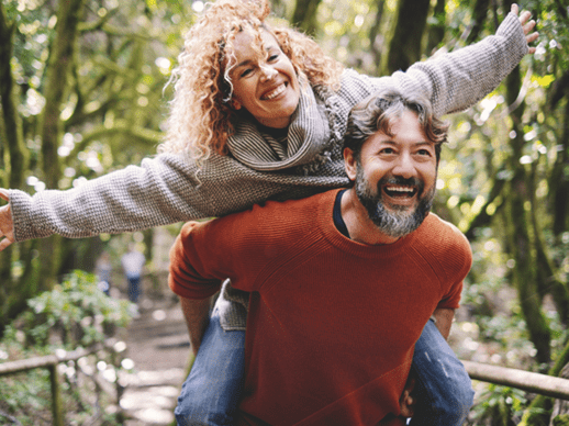 Un couple se réjouit de percevoir des dividendes réguliers sur de actions et des ETF.