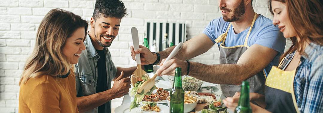 Cuisiner ensemble dans une colocation ou entre amis est à la fois amusant et économique.