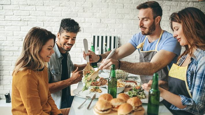 Cuisiner ensemble dans une colocation ou entre amis est à la fois amusant et économique.