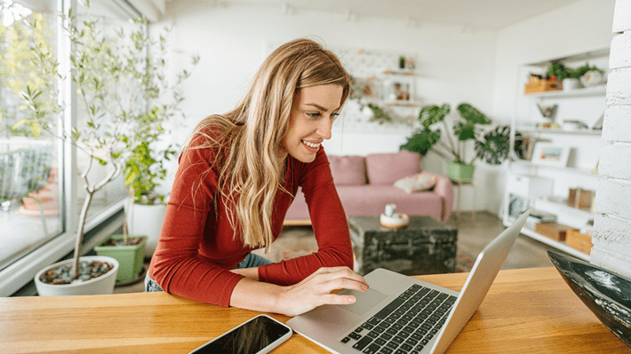 Image d’illustration: une femme utilisant son ordinateur pour rechercher la définition des actions.