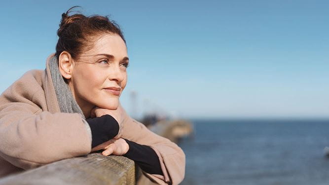 Une femme qui travaille à temps partiel réfléchit à sa prévoyance-vieillesse