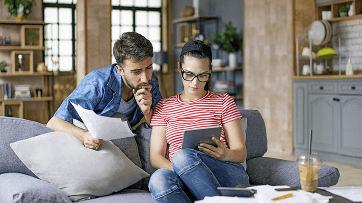Un couple se renseigne sur les différences en matière de prévoyance entre le concubinage et le mariage.