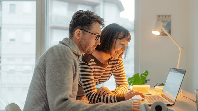 Un jeune couple s’informe sur les différences entre une première et une deuxième hypothèque.