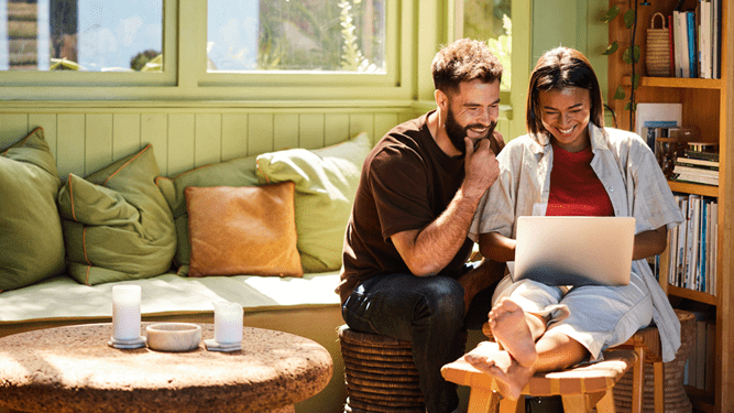 Un homme traite diverses demandes en ligne sur le site internet cler.ch/aide-et-contact