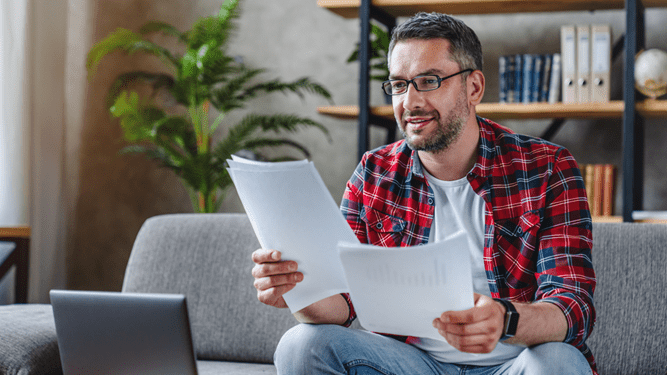Un homme décide s'il doit percevoir l'avoir de caisse de pension sous forme de rente ou de capital.