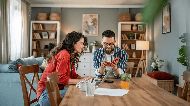 un jeune couple s'informe sur les changements en matière de prévoyance en 2026