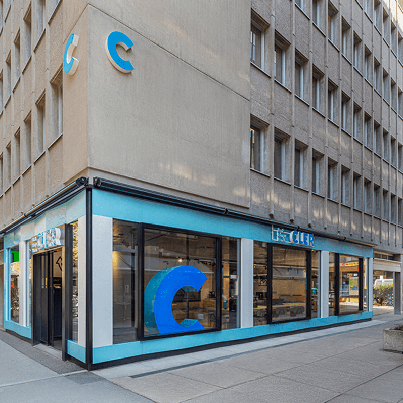 Retirer des espèces et effectuer des versements sans frais aux bancomats de la Banque Cler avec la Visa Debit Zak.