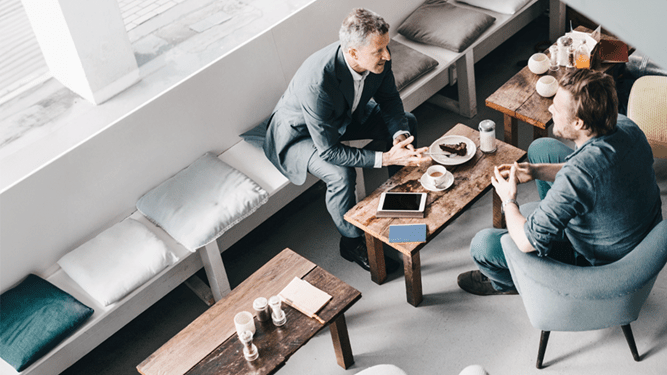 Due uomini discutono di consigli per investire e risparmiare