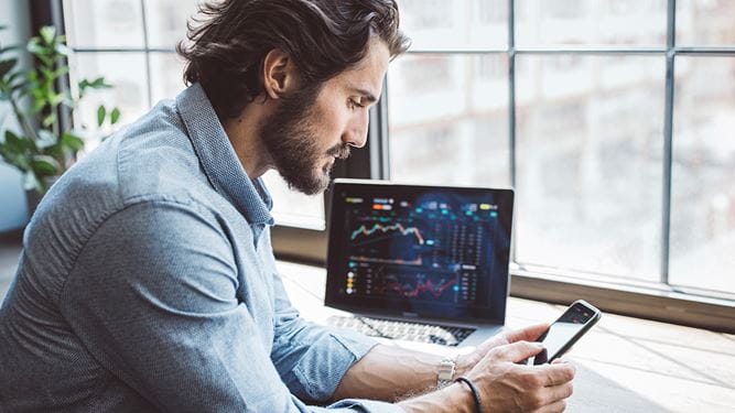 Grazie a una consulenza in investimenti, un uomo può effettuare un acquisto mirato di azioni.