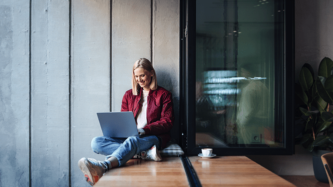 Una donna si informa al laptop sulle modalità d'investimento per principianti.