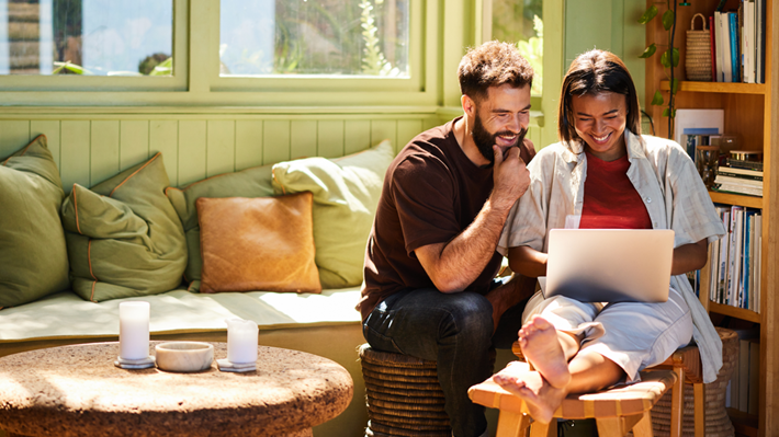 Un uomo sbriga diverse pratiche online sul sito web cler.ch/aiuto-e-contatto