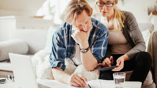 Una coppia verifica il finanziamento dell'abitazione di proprietà.