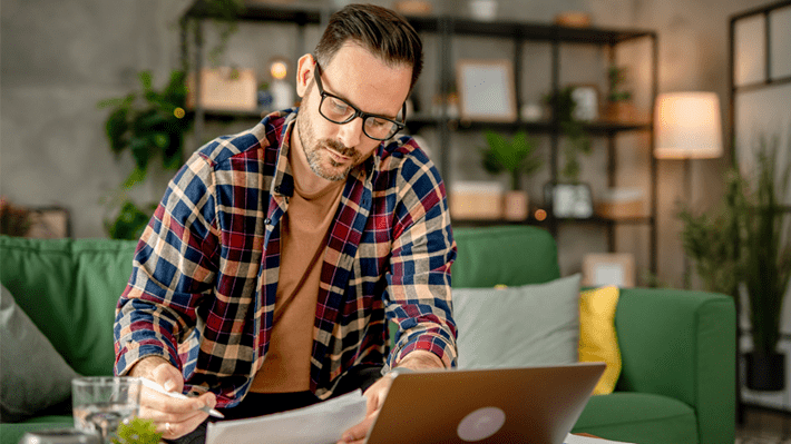 Un uomo calcola il risparmio che può conseguire scaglionando il prelievo dei propri fondi previdenziali.