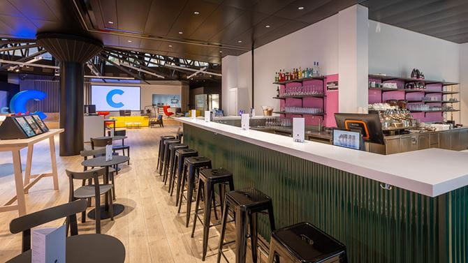 Direttamente accanto all'area clienti della succursale della Banca Cler a Basilea si trova la Confiserie Bachmann con diversi posti a sedere per una pausa caffè