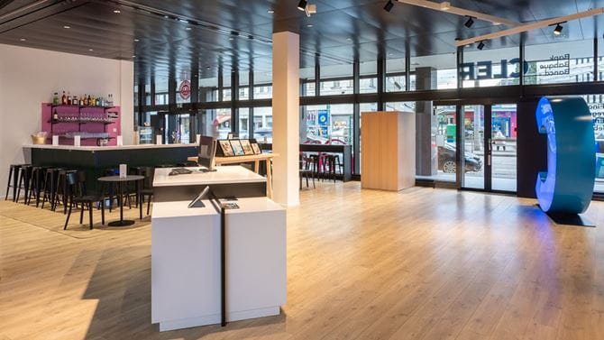 L'ingresso della succursale della Banca Cler a Basilea con vista sui banconi e tavolini della Confiserie Bachmann