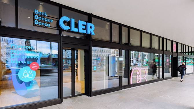 L'ingresso principale della succursale della Banca Cler a Basilea all'Aeschenplatz con vista sulla Confiserie Bachmann